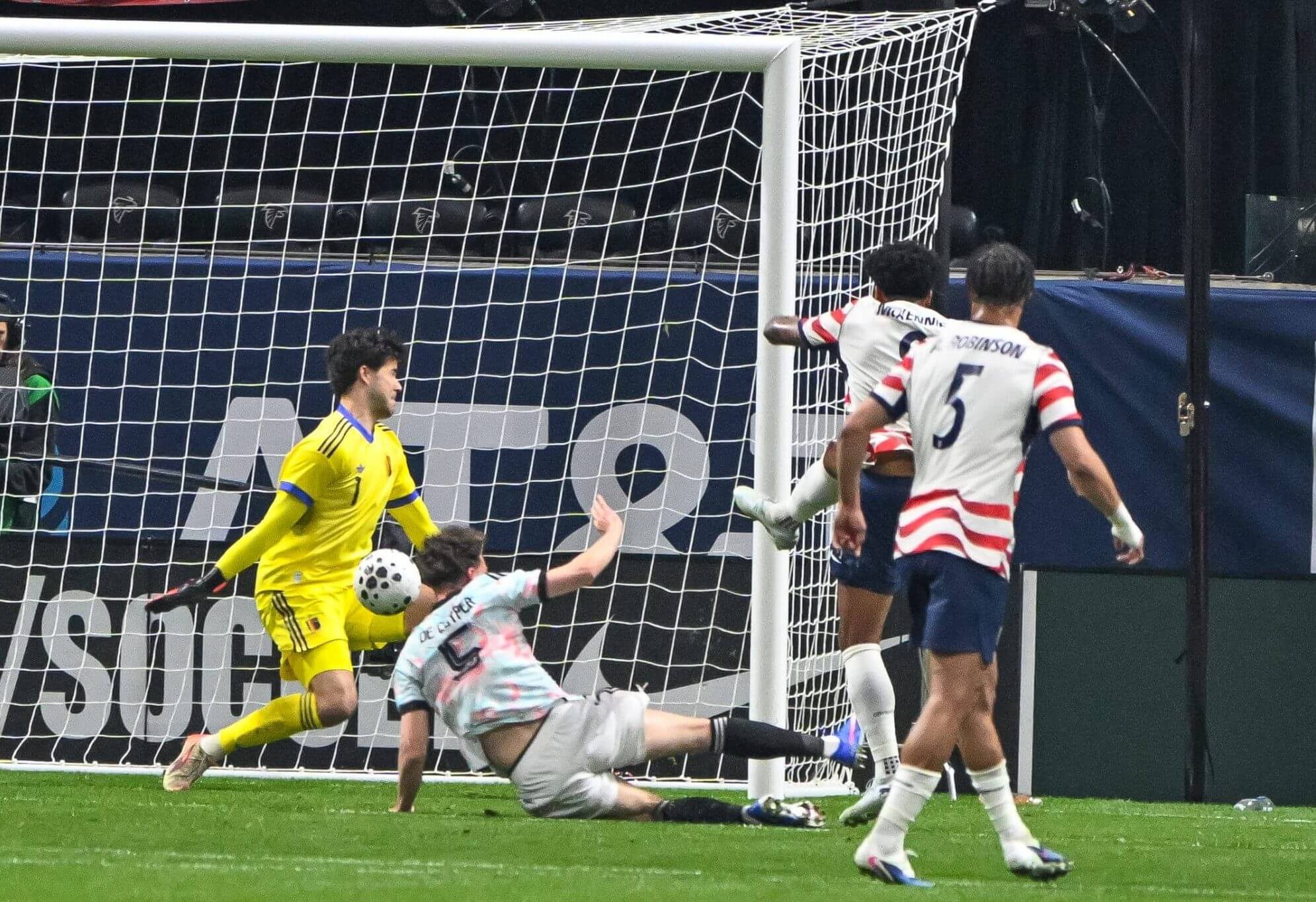 Anh cản phá cú sút của McKennie.