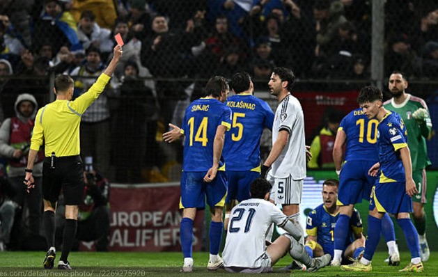 Ý phải chơi với 10 người từ cuối hiệp 1.