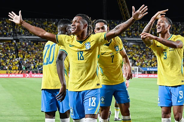 Brazil giành chiến thắng đầy kịch tính. 