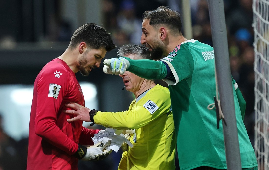Gianluigi Donnarumma được cho là đã hủy tờ 'phao' của Nikola Vasilj.