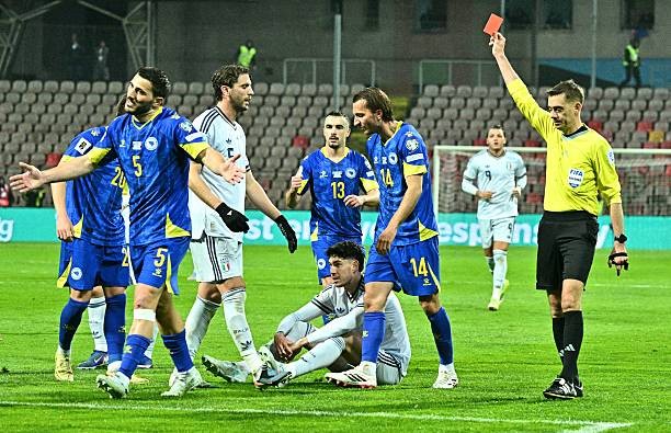 Tuyển Ý đã trở nên nhút nhát sau tấm thẻ đỏ.