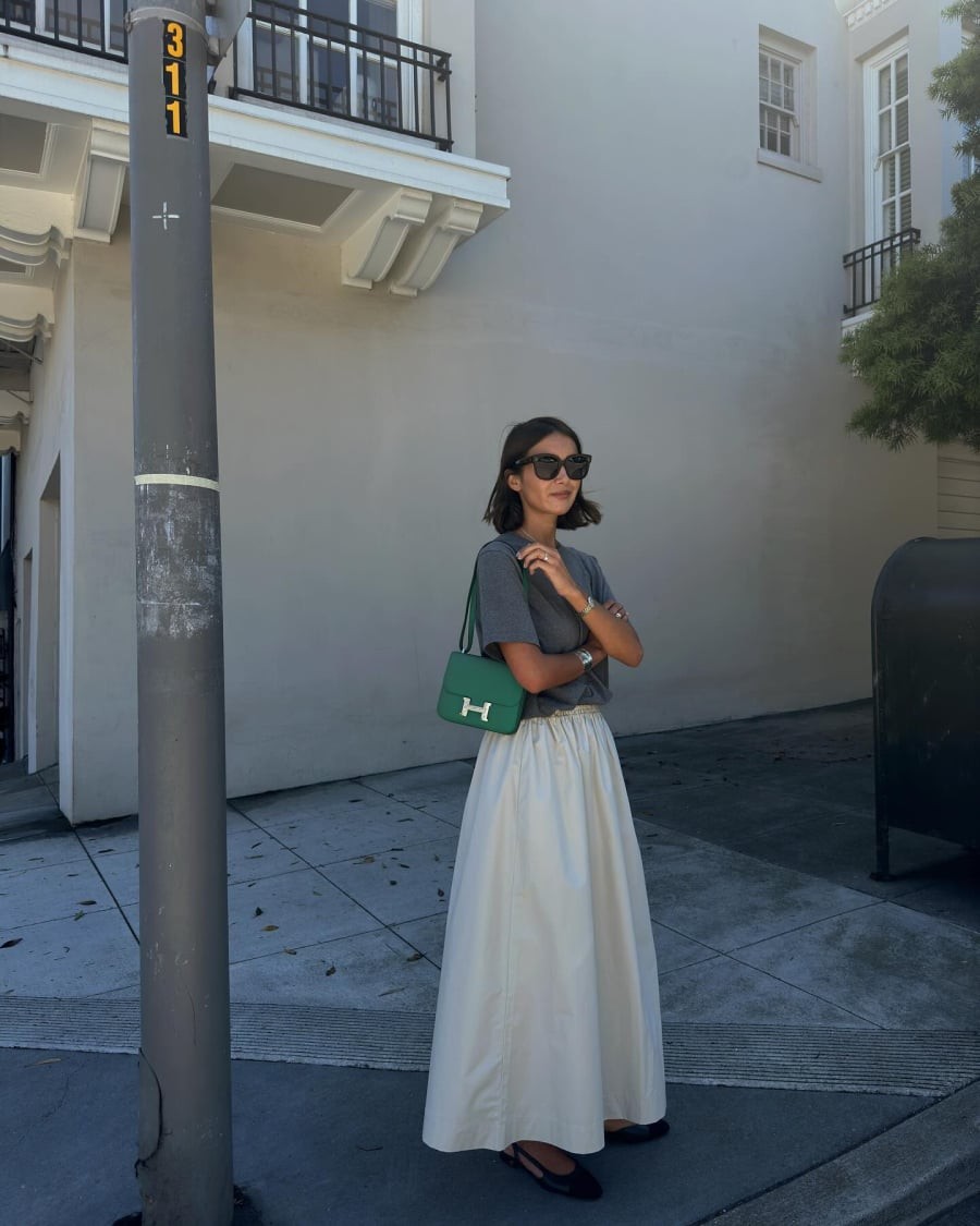  Áo thun được lựa chọn thường có phom dáng vừa phải, không quá bó cũng không quá rộng, đi kèm chất liệu tốt và bảng màu trung tính để giữ tổng thể hài hòa.