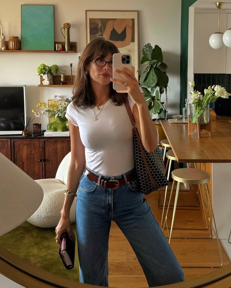 Phụ nữ Pháp thường ưu tiên quần jeans dáng ống đứng hoặc hơi rộng để tạo cảm giác thoải mái và tự nhiên.

