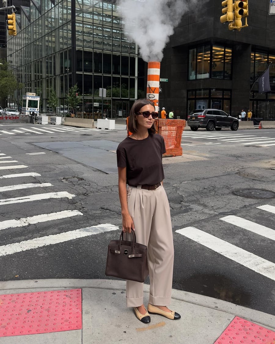 Quần âu dáng suông, cạp cao và giữ form tốt giúp tạo nên cấu trúc rõ ràng cho tổng thể, từ đó làm nổi bật sự giản dị của áo thun.