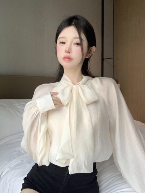 Không chỉ dừng lại ở thiết kế cơ bản, áo sơ mi trắng còn được biến tấu với nhiều chi tiết như tay phồng, cổ bèo, xếp ly hoặc dáng cách điệu. 