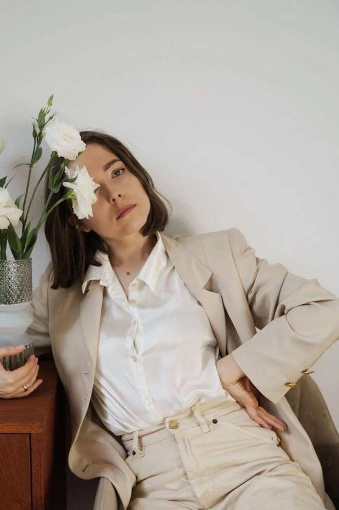 Những thiết kế sơ mi trắng oversized đang ngày càng được ưa chuộng nhờ cảm giác thoải mái và hiện đại.