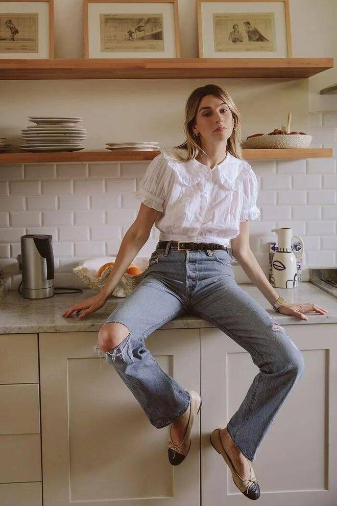 Với những ai yêu thích phong cách năng động, sơ mi trắng dáng ngắn là lựa chọn đáng thử