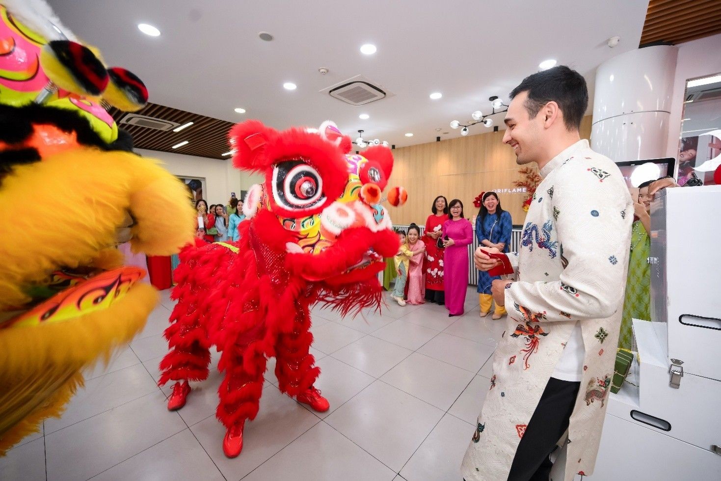 Hình 4- Các nhà phân phối và nhân viên....jpg