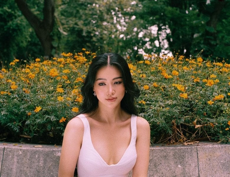 Phương Khánh từng trải qua giai đoạn tóc rụng nhiều, thưa rõ da đầu nhưng đã cải thiện đáng kể nhờ phương pháp chăm sóc từ nguyên liệu thiên nhiên.