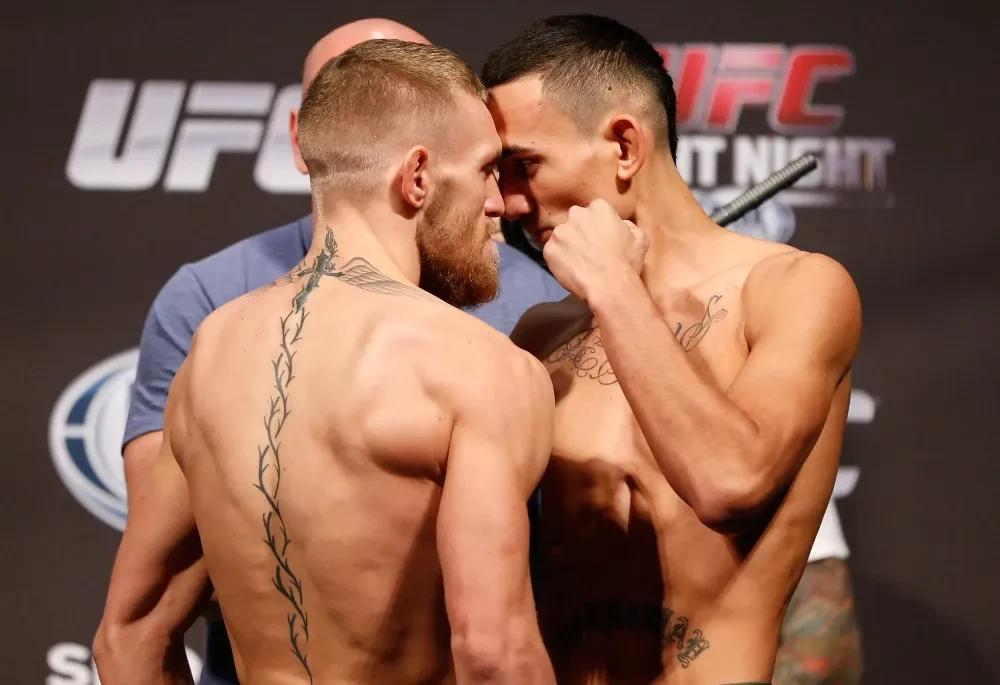 Conor McGregor và Max Holloway đối mặt nhau tại buổi cân thử UFC năm 2013.