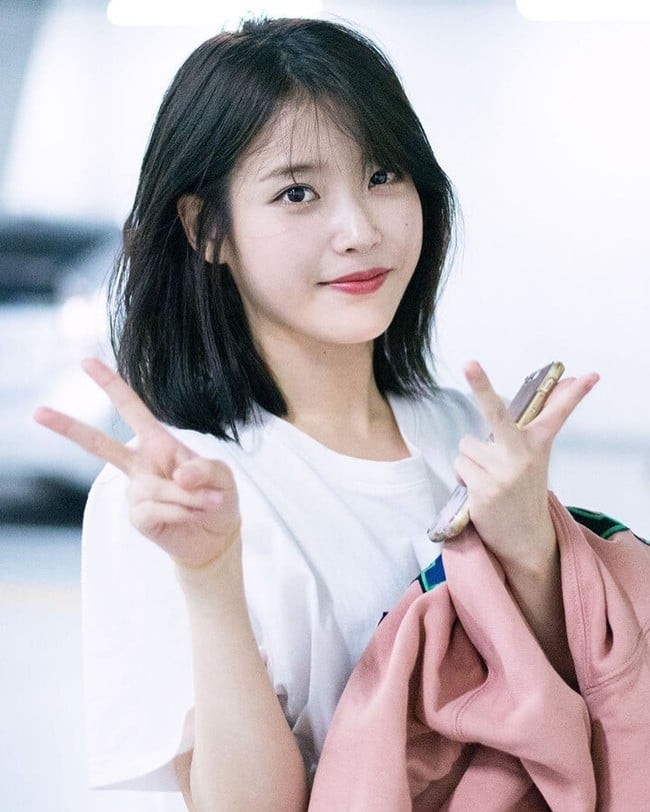 Phần mái được cắt chéo qua trán giúp che đi diện tích rộng ở vùng trán, đồng thời tạo đường chéo giúp tổng thể khuôn mặt trông mềm mại hơn.