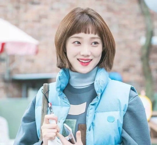 Độ dài thường ngang trán hoặc chạm lông mày, kết hợp với việc uốn nhẹ hoặc nhuộm màu sáng sẽ giúp tổng thể thêm phần trẻ trung