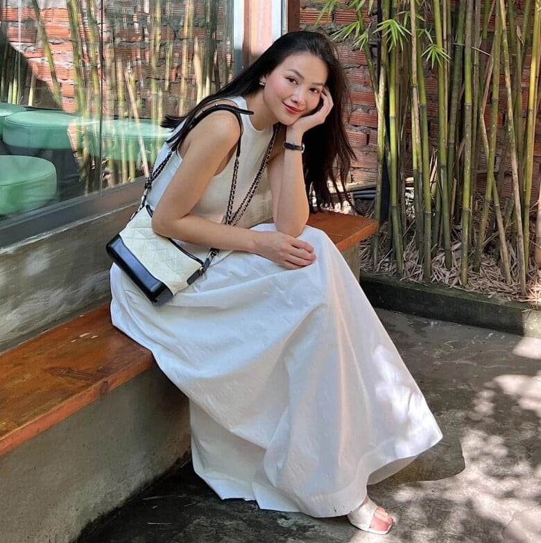 Theo nhiều nghiên cứu, hương thảo chứa các hợp chất có khả năng kích thích tuần hoàn máu dưới da đầu, từ đó hỗ trợ nuôi dưỡng nang tóc và thúc đẩy tóc mọc nhanh hơn.