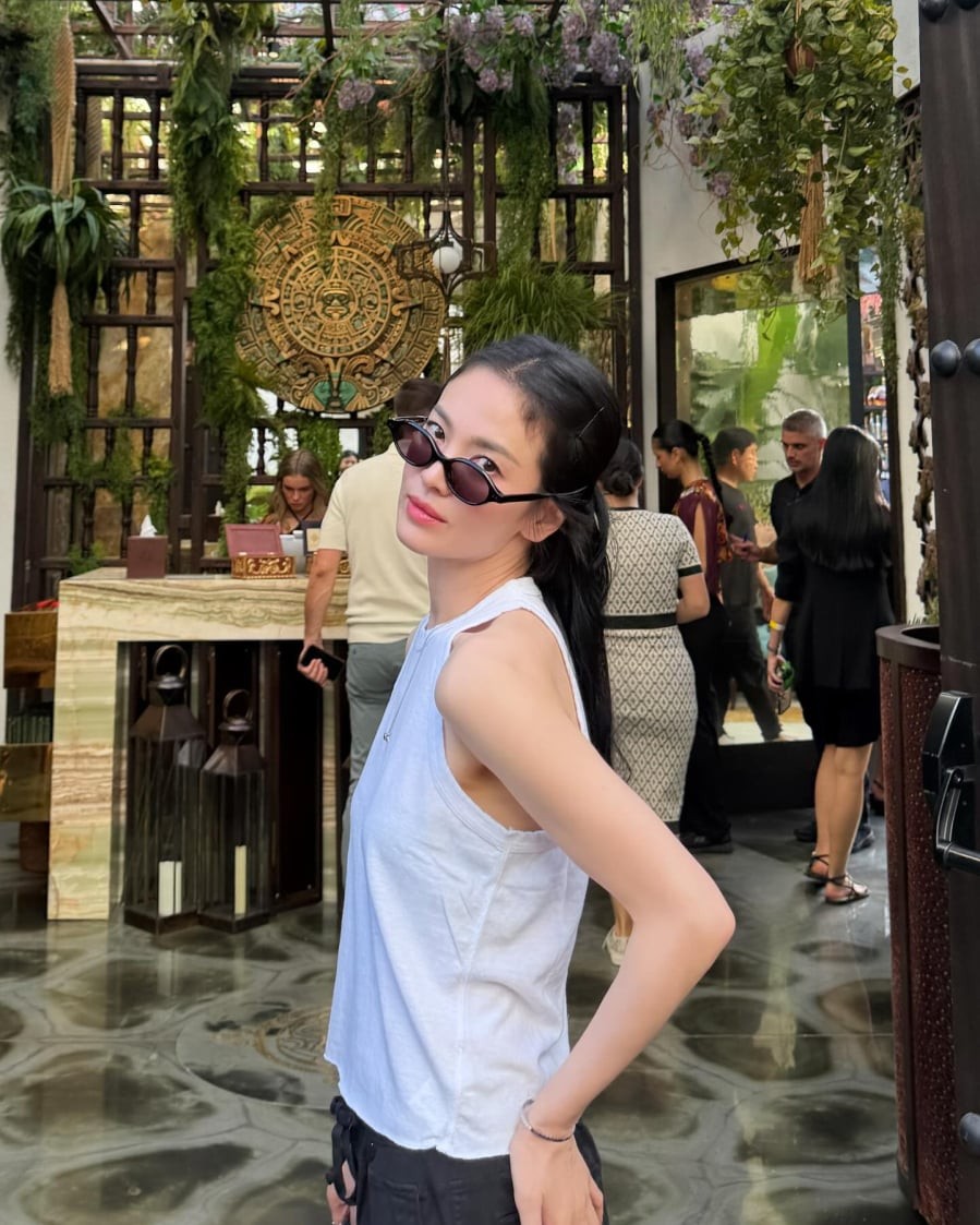  Điểm thú vị của set đồ này nằm ở khả năng “biến hóa” chỉ nhờ một món phụ kiện nhỏ như kính râm, giúp tổng thể trở nên cá tính và cuốn hút hơn hẳn.