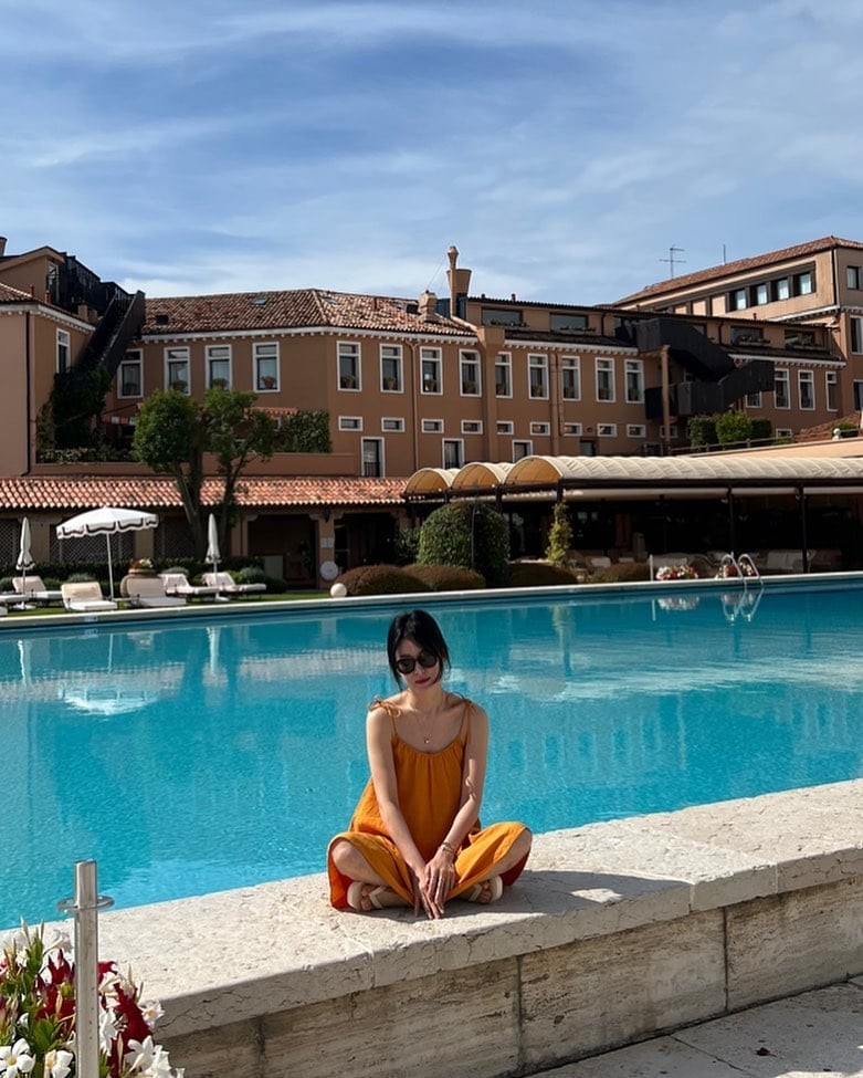  Kết hợp thêm dây chuyền mảnh và son môi đậm sẽ giúp tổng thể thêm phần cuốn hút, nữ tính mà không cần quá nhiều chi tiết cầu kỳ.