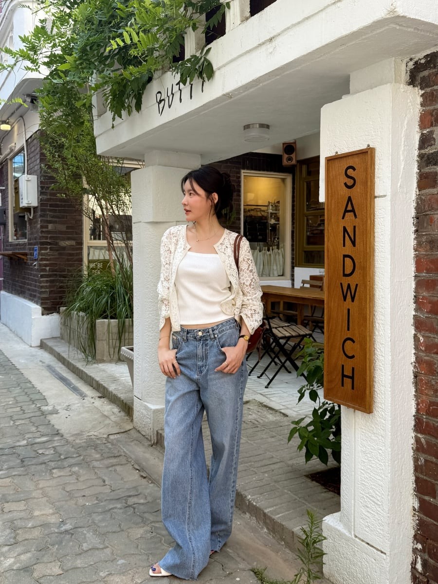 Sự kết hợp giữa áo trắng và quần jeans suông là công thức cơ bản nhưng luôn phát huy hiệu quả trong nhiều hoàn cảnh.