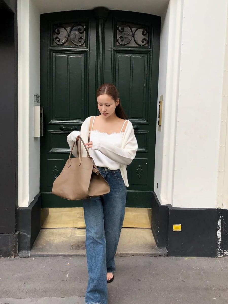 Thiết kế hai dây giúp tôn lên phần vai và cổ, tạo cảm giác nhẹ nhàng và nữ tính, trong khi quần ống rộng lại mang đến sự cân bằng nhờ phom dáng rộng rãi, kín đáo. 