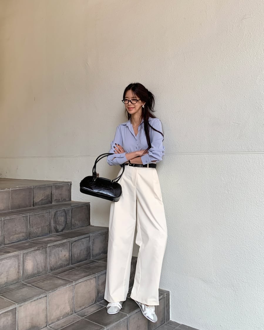  Không còn giới hạn trong môi trường công sở, cách phối này ngày càng được biến tấu đa dạng với nhiều kiểu dáng và màu sắc trẻ trung hơn.