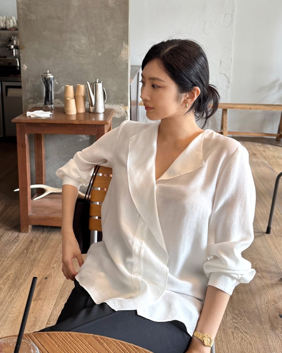 Kiểu tóc này không chỉ giúp gương mặt trông gọn hơn mà còn mang lại vẻ ngoài chững chạc, phù hợp cả khi đi làm lẫn những dịp cần chỉn chu.