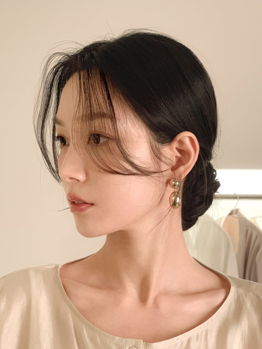 Kiểu tóc này đặc biệt phù hợp với những gương mặt tròn hoặc có phần má đầy.