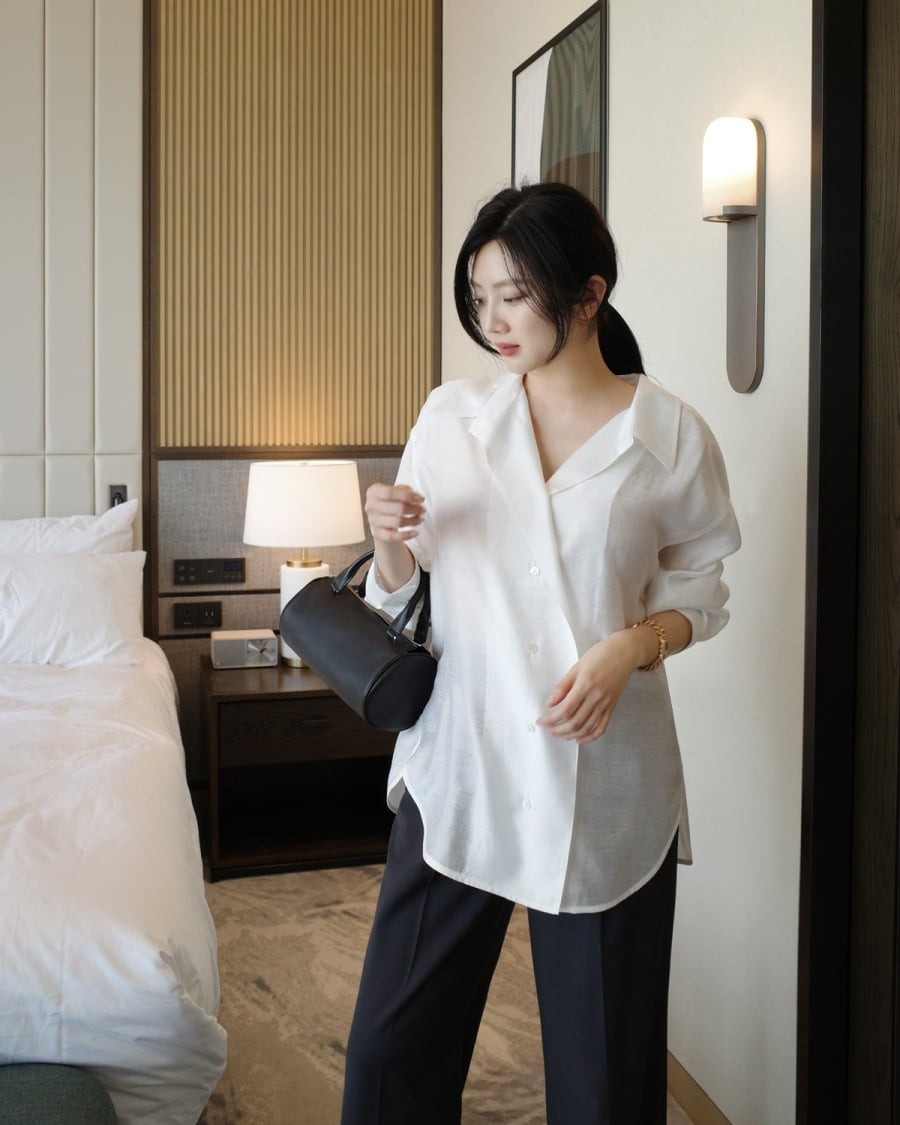  Kiểu tóc này tạo cảm giác dịu dàng, đồng thời vẫn giúp gương mặt trông gọn gàng hơn nhờ phần mái được xử lý khéo léo.