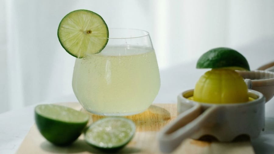 Uống nước chanh buổi sáng mang lại nhiều lợi ích cho sức khỏe.