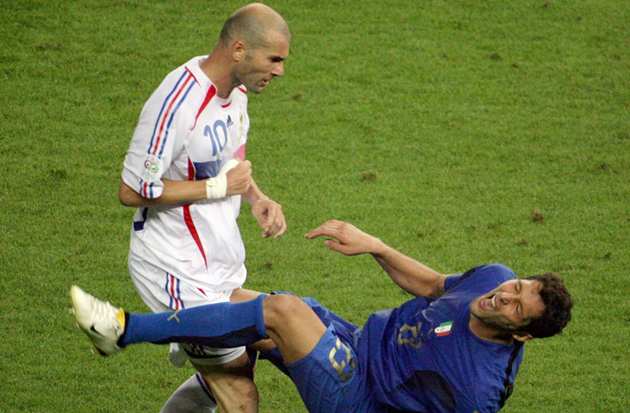Pha bóng Zidane húc đầu vào ngực Materazzi tại World Cup 2006.