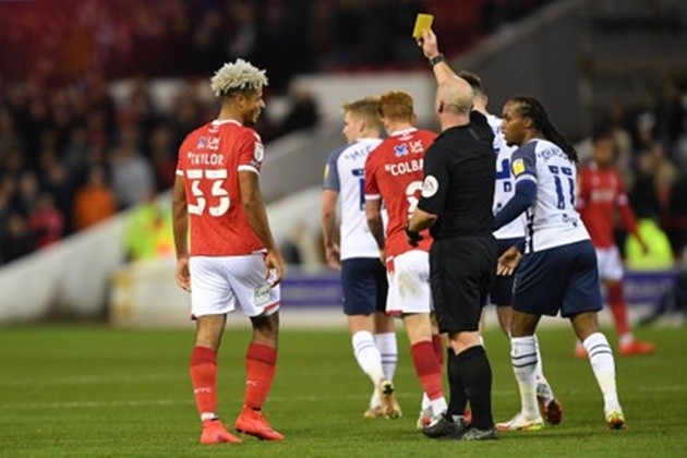 Cầu thủ có thể bị truất quyền thi đấu nếu không làm chủ được hành vi của mình.