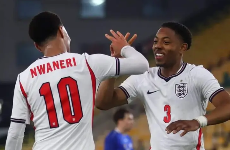 Nwaneri và Lewis-Skelly ăn mừng trong chiến thắng trước Moldova.