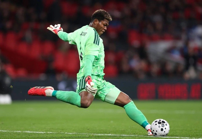 Suzuki vừa ghi điểm trong trận gặp Anh.