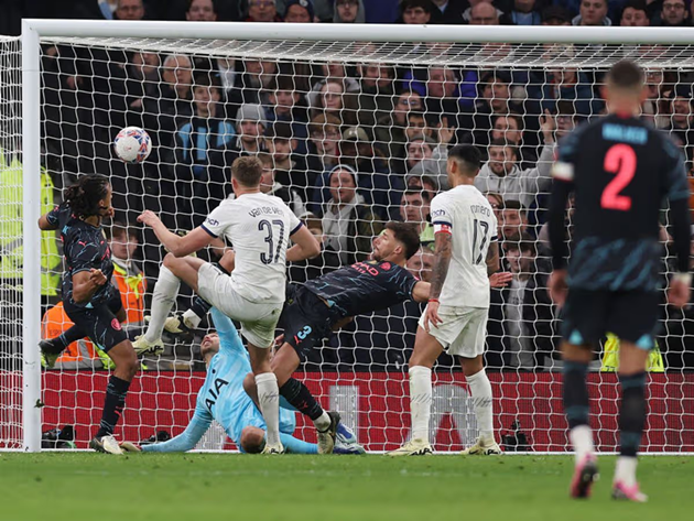 Dias được cho rằng đã cản trở thủ môn trong tình huống Ake ghi bàn.