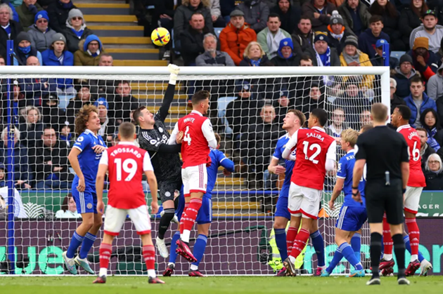 Trọng tài nhận định White cản trở thủ môn nên bàn thắng của Arsenal không được công nhận.