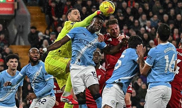 Thủ môn không phải lúc nào cũng có lợi thế trong các pha tranh chấp bóng.