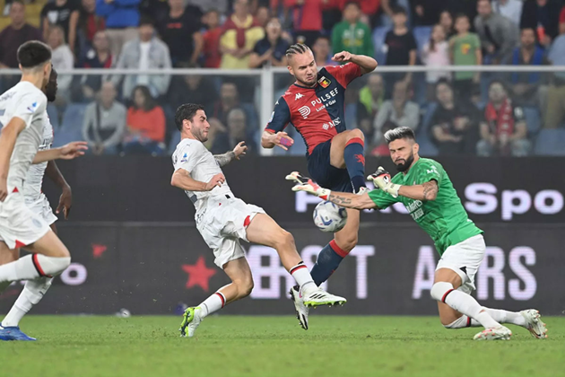 Rất nhiều pha bóng gây tranh cãi đã xảy ra giữa thủ môn và cầu thủ đối phương.