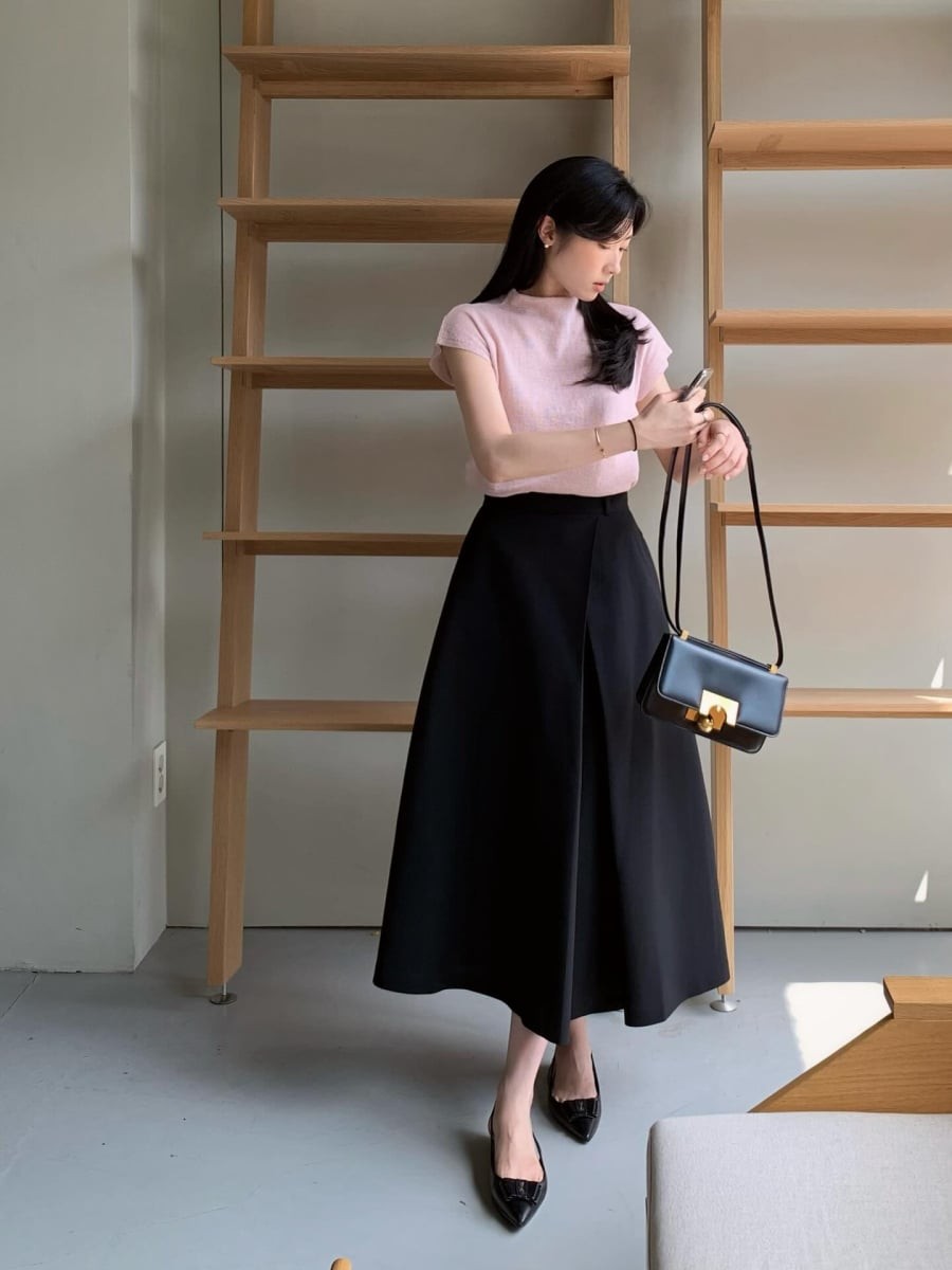 Thiết kế, phom dáng gọn gàng mang lại cảm giác nhẹ nhàng và nữ tính, đặc biệt phù hợp với những ngày cần di chuyển nhiều.