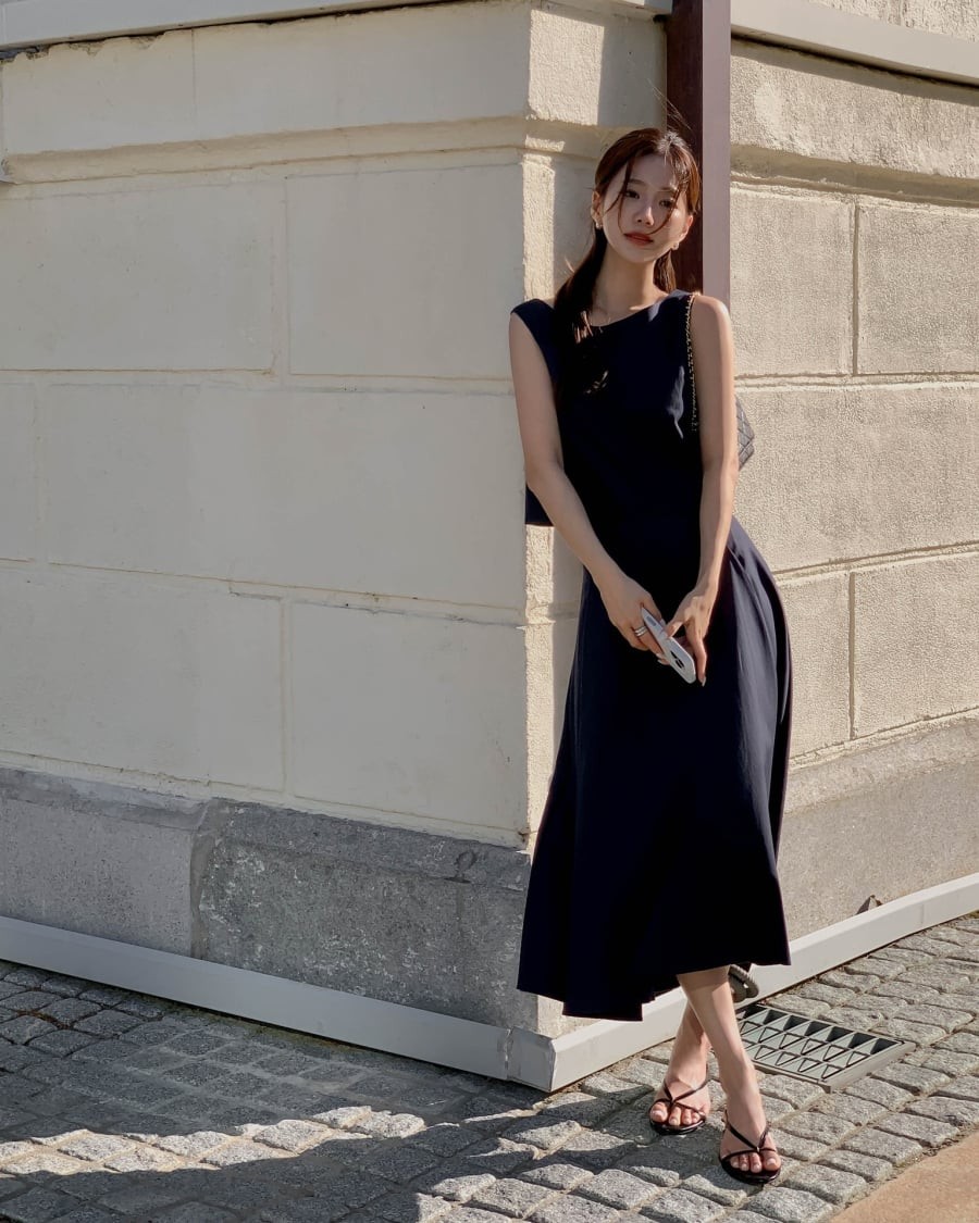 Thiết kế quai mảnh giúp đôi chân trông thanh thoát hơn, đồng thời tạo cảm giác thoáng mát trong những ngày nóng.