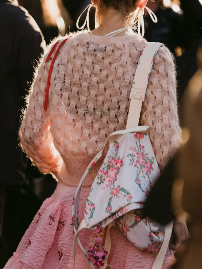 Các thiết kế cổ búp bê hoặc cổ thắt nơ khi kết hợp cùng chân váy giúp tạo nên vẻ ngoài dịu dàng, mang hơi hướng tiểu thư nhưng vẫn giữ được nét thanh lịch.