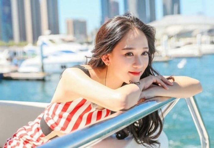 Một trong những bước quan trọng giúp cải thiện diện mạo là xử lý tình trạng tích nước sau khi ngủ dậy. 