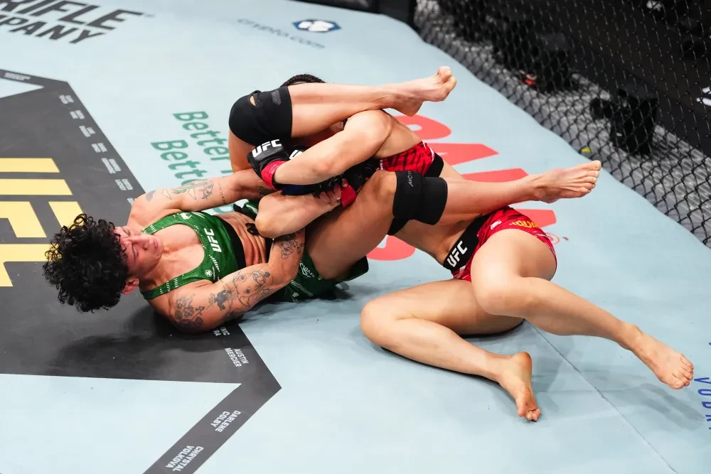 Virna Jandiroba trong trận đấu với Yan Xiaonan