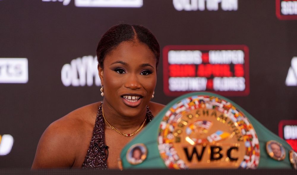 Caroline Dubois trong buổi họp báo tại London Olympia