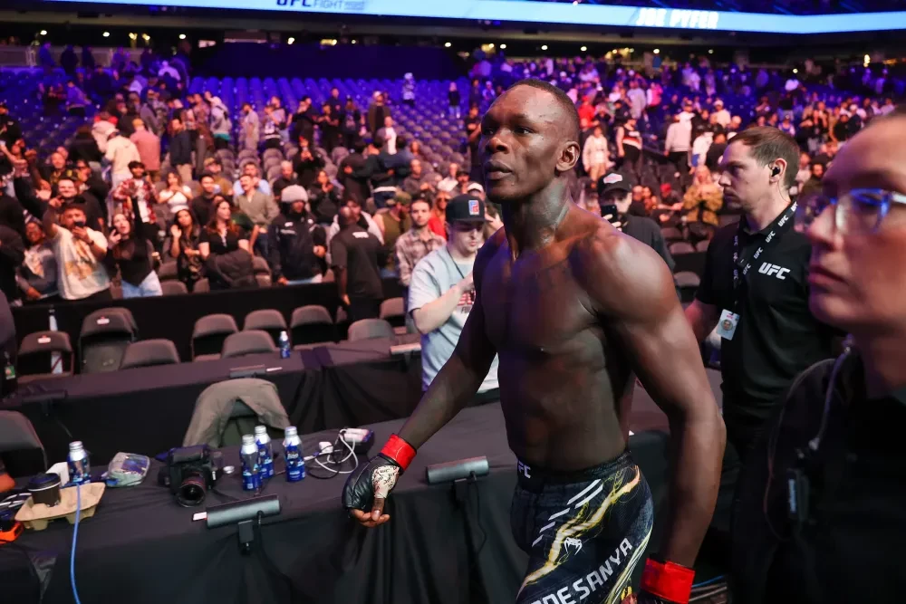 Israel Adesanya rời sàn đấu sau trận thua Joe Pyfer