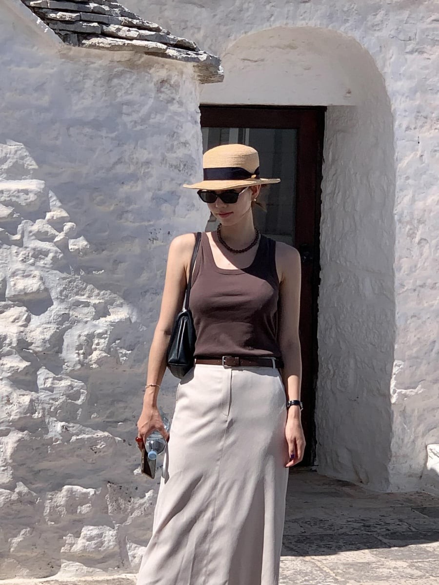 Thiết kế này không ôm sát, giúp che đi những vùng dễ lộ khuyết điểm như hông và đùi, đồng thời tạo cảm giác cơ thể thanh thoát hơn.