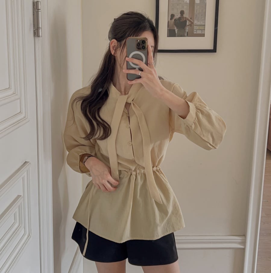 Các thiết kế có đường chiết ly, thắt dây hoặc peplum nhẹ nhàng sẽ giúp định hình vòng eo rõ ràng hơn, từ đó tạo nên tỷ lệ cơ thể cân đối giữa vai, eo và hông.