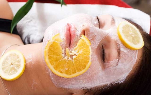 Khi massage nhẹ nhàng trên da, tuần hoàn máu được kích thích, giúp da trở nên tươi tắn hơn. 