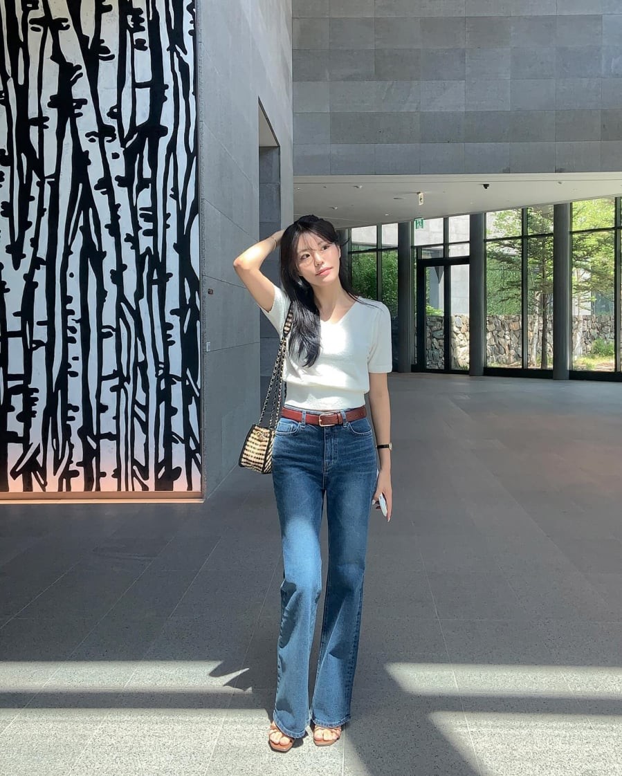 Khi đi cùng quần jeans ống rộng, kiểu áo này mang lại vẻ ngoài mềm mại, nữ tính nhưng vẫn giữ được nét hiện đại