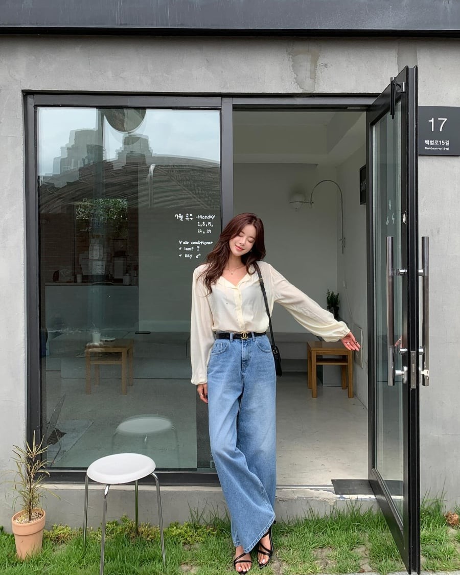 Cách mặc cũng có thể linh hoạt: sơ vin hoàn toàn để tạo vẻ gọn gàng, sơ vin một phần để tăng nét phóng khoáng hoặc buộc vạt để tạo điểm nhấn trẻ trung.