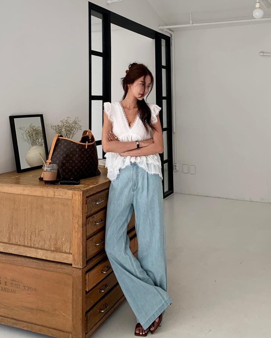 Kết hợp với quần jeans ống rộng, kiểu áo này giúp tổng thể giữ được sự hài hòa, không quá cầu kỳ nhưng vẫn đủ nổi bật