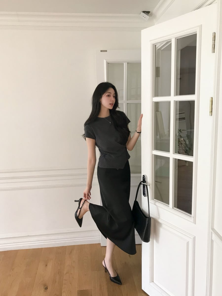 Những thiết kế áo có đường chiết nhẹ, thắt nơ hoặc dáng peplum giúp làm nổi bật vòng hai một cách tinh tế.