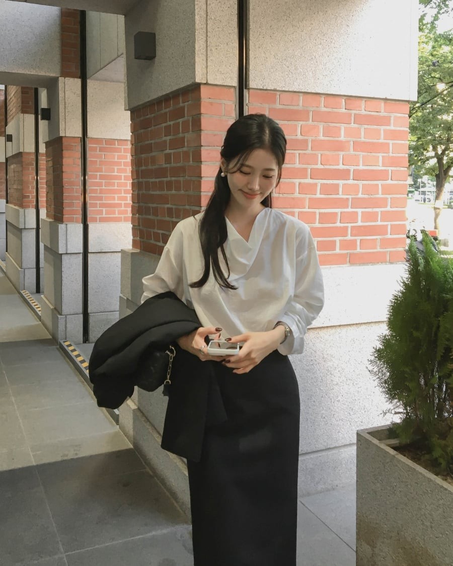 Điểm đáng chú ý là các thiết kế blouse ngày càng đa dạng với tay bồng, cổ nơ hay chất liệu mỏng nhẹ, giúp tổng thể không bị nhàm chán.