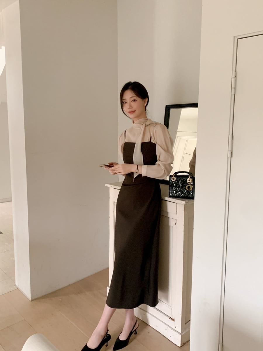 Nếu muốn thay đổi, áo thun trơn cũng mang lại cảm giác trẻ trung hơn. 